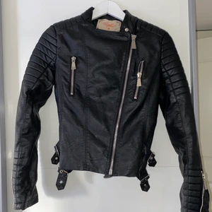 Skinnjacka från Chiquelle  - Skinnjacka från Chiquelle. Använd fåtal gånger och är därför i mycket gott skick! Säljer då den aldrig används längre. Nypris: 700 kr