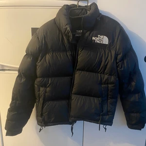 North face jacka dam stl.XS - The North face jacka till salu! Har ett litet hål under bröstet inget man märker av men kan va bra att veta. Har endast använt den under förra vintern. Storlek XS men passar även om man har storlek S eftersom att den är ganska stor i storleken! Finns i Stockholm men kan även fraktas (frakt pris 79kr)  ordinarie pris: 3000kr 