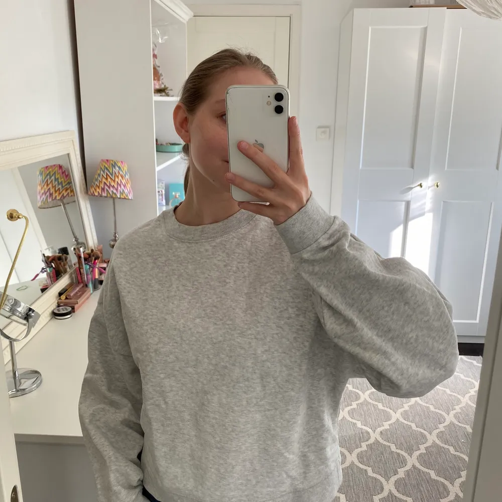 Grå sweatshirt från GAP, så snygg och basic som passar till allt🥰🥰 Endast frakt som köparen står för💞. Hoodies.