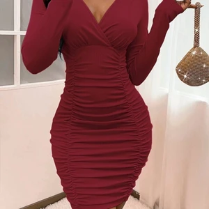 Klänning  - Super snygg och enkel klänning som var för stor i bysten för mig tyvärr men såå himla fin annars! Framhäver former på ett så fint sätt😍