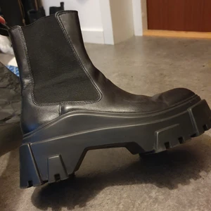 ZARA 37 LÄDER BOOTS KÄNGOR PLATFORM - Skitsnygga svarta kängor i äkta läder från Zara i storlek 37 (True to size), använda 3 gånger. Kanonskick, platå, bekväma,  stretch i anklarna. Tveka inte att mejla vid frågor och kolla gärna mina övriga annonser <3