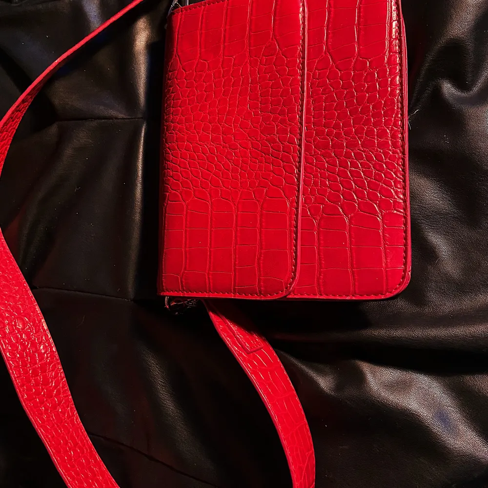 Jätte fin röd väska från Gina,använd ett par gånger.. Accessoarer.