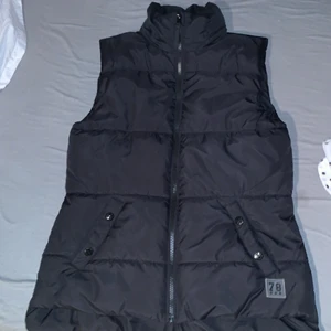 H&m 158-164 - Jag säljer min väst från h&m väldigt tjock och varm 😍