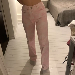 Rosa jeans  - Säljer mina rosa zara jeans! Har en fin rosa färg och är bara använda 1 gång!! Säljer för 200 + frakt