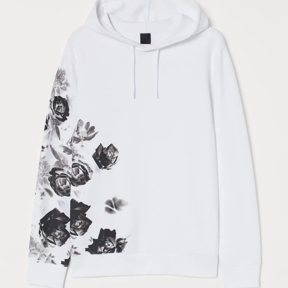 En helt ny hoodie från H&M. Precis som den på bilden men svart och med vita rosor. Hund finns i hemmet. Nypris 299:-. Hoodies.