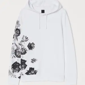 En helt ny hoodie från H&M. Precis som den på bilden men svart och med vita rosor. Hund finns i hemmet. Nypris 299:-