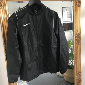 Vindjacka från Nike  - Jackan är i fint skick (knappt använd). Storlek XL ungdom. Passar som strl S. Frakt tillkommer🌞