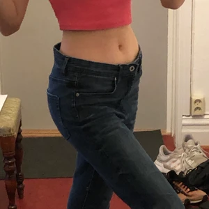 Mörkblå Midwaist Jeans - Jag säljer nu mina älskade mörkblå midwaist jeans då de blivit för stora. De är ganska tighta men det beror såklart på vilken storlek man är. Jeansen är själva i storlek 29. De är ifrån L.O.G.G. (Label of Graded Goods) Skriv om ni är intresserade!
