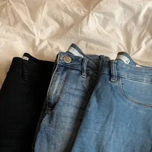 Skinny jeans med långa ben från Cubus, väldigt stretchiga och bekväma. 150kr för ett par, eller 300kr för alla tre 🍓🤍 nypris är 300kr för ett par. Köpare står för frakt om så önskas<3