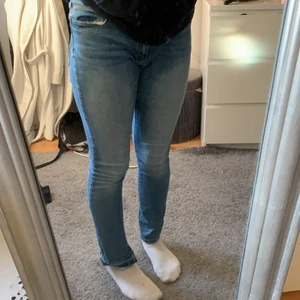 Lågmidjade jeans från lager 157 - Byxorna är nästa aldrig använda, bara ett par gånger. Dem är i bra skick men lite sönder nere vid foten på det vänstra benet. Det är några lågmidjade byxor från lager 157 i st 160💙