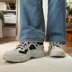 Corsa skor  - Jättesnygga skor i väldigt bra skick som inte används lika mycket som dom förtjänar.  Dom är i storlek 41 men passar mig bra som har storlek 39! Kan mötas upp i Stockholm annars tillkommerfrakt💞