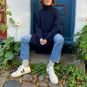 Veja sneakers - Veja sneakers med rød og blå deltager, bæredygtige og recycled plastik 