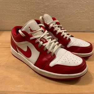 Nike Air Jordan Low - Air Jordan Low Gym Red. Us 8 - Eu 41, Cond 7-10, använda men i väldigt bra skick. Lägsta pris på stockx är 280$.