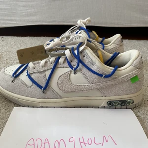 Nike dunk low off white the 50 - Säljer mina dunk low off white the 50 som jag vann på snkrs. Jag vann lot 32 och köpbevis finns såklart. Storlek 44, us 10, och jag kan mötas i stockholm eller frakta. Skorna är deadstock (aldrig använda) och priset är 3900 men jag tar emot bud.