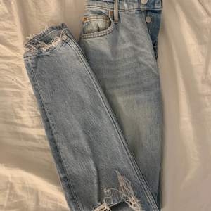 Jag säljer nu dessa ljusblå jeans från Gina Tricot. Snygga byxor med hål och knappar. Använda ett fåtal gånger, väldigt bra skick. Nästan som nya. Strl 36 och har en passform. Nypris: 500kr säljer för 200 eller högst bud. 