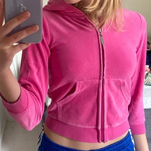 Baby zipup  - Jättesöt juicy couture liknande baby zipup, den är i barnstolek men skulle säga att den passar s-xxs💞 möts helst upp i Stockholm men fraktar även (köparen står för frakten) pris kan diskuteras😁