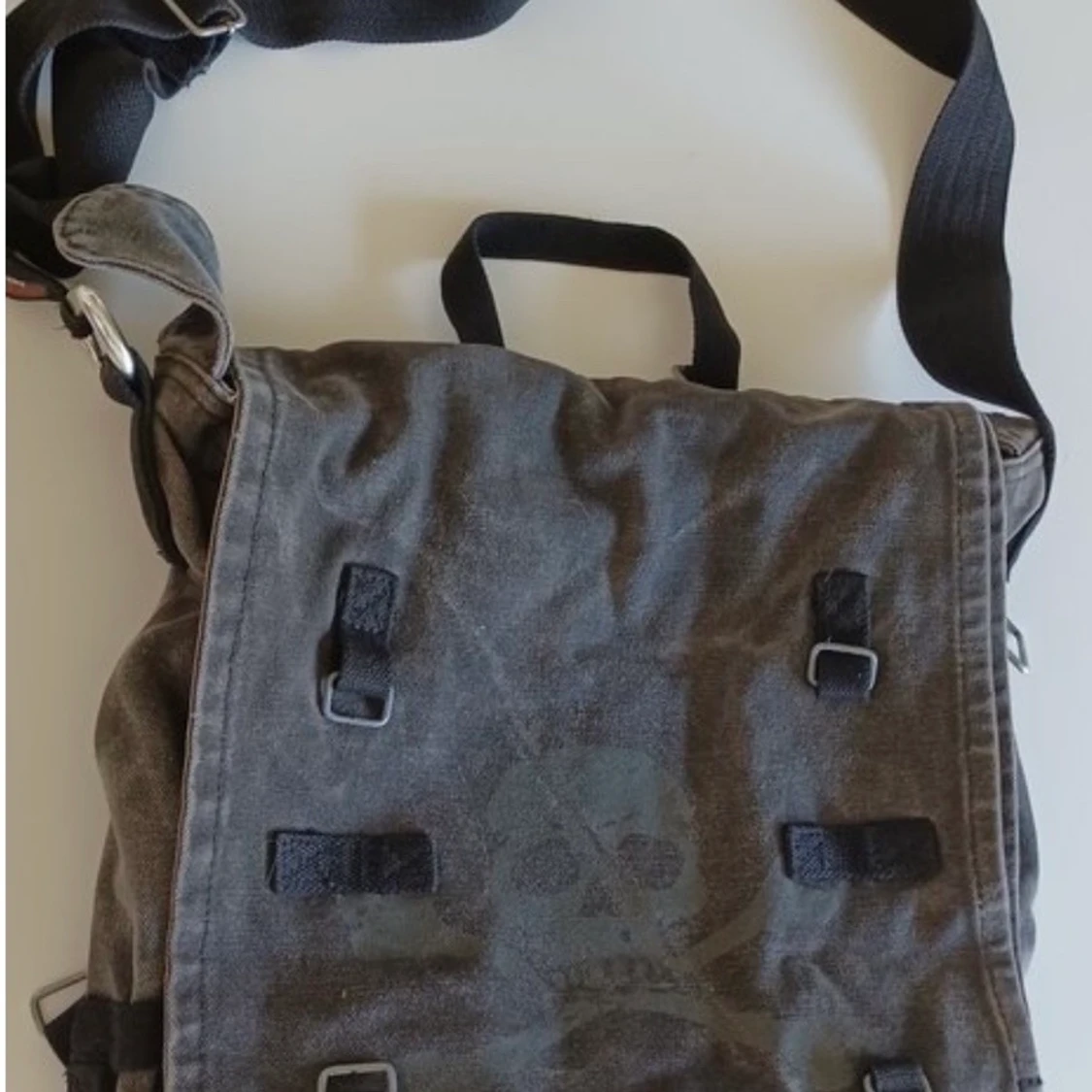 Väska med döskalle motiv