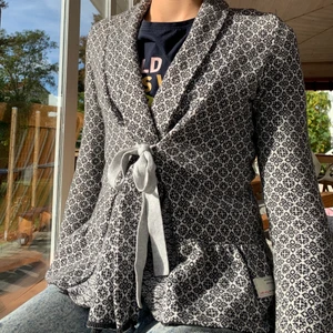 Odd Molly kofta - En snygg svart vit mönstrad odd Molly kofta med gråa band på.helt i använd.i riktigt bra skick. Årder:2000