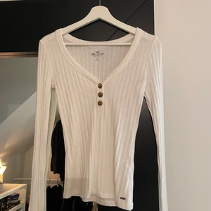 Vit tröja - Säljer min basic vita tröja från Hollister. Passar till allt.