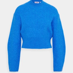 Blå stickad tröja - Super fin klarblå stickad tröja!! Säljer då jag inte använder den längre, lite nopprig men går att få bort.  Kom privat för fler bilder💕💕(lägger ut igen pga oseriös köpare)