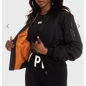 Elly Pistol bomberjacka NY - Helt ny bomberjacka från Elly Pistol med alla lappar kvar. Nypris 999kr, säljer för 400. I storlek M. Så så fin men den är inte min stil längre! Kan frakta eller mötas upp i Hbg💕💕