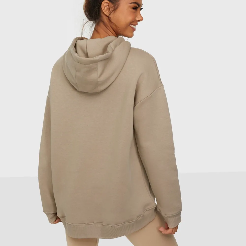 Snygg oversized beige hoodie från Nelly☺️ Storleken på tröjan är xs men av att den är oversized så skulle den passa s/m🤍för fler bilder så kan jag skicka privat🤍🤍. Tröjor & Koftor.