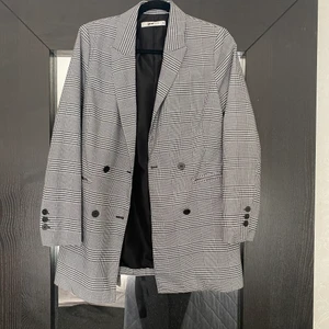 Kavaj - En svart/vit kavaj från ginatricot. Nästintill oanvänd har bara dammat i garderoben då den är lite för tight på mig. Nypris 499:- 