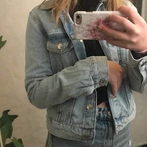 Jeansjacka i strlk xs från H&M - Jeansjacka från H&M som tyvärr blivit lite för liten. Väldigt bra skick och köpt förra året. Inte allt för använd. Har för mig att ord pris var ca 250-300kr💕