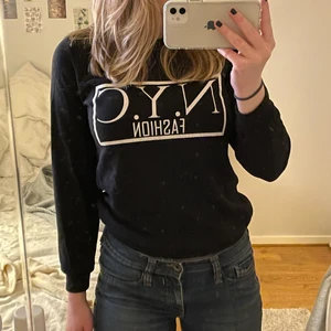 Tröja - Säljer denna tröja köpt på Kidsbrandstore för några år sedan. Märket är D-XEL. Storlek 12, skulle säga att det motsvarar XS. Ärmarna är lite för korta för mig. Den kommer inte till användning längre. Skriv om du är intresserad💖