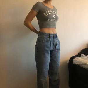 Croptop - Väldigt fin croptop med motiv från h&m i gott skick!🥰