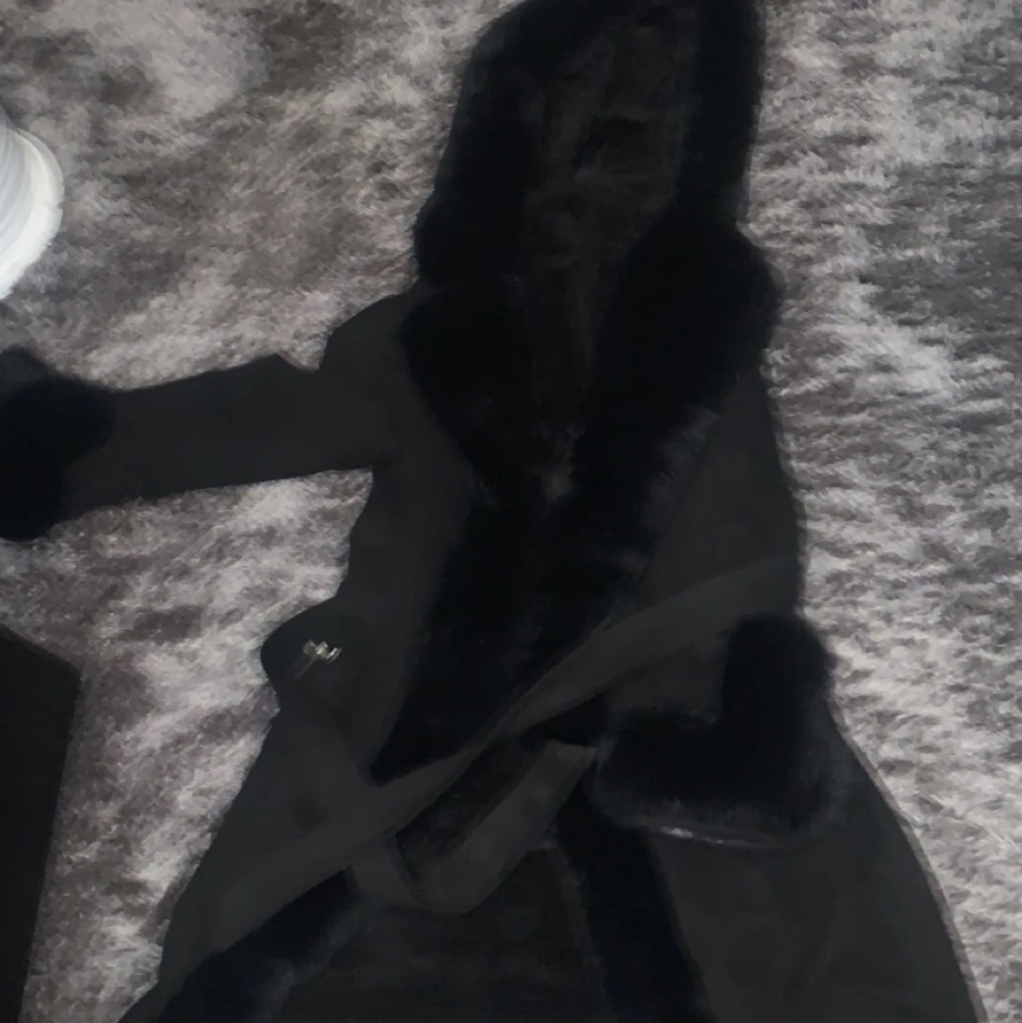 Svarta jacka med päls