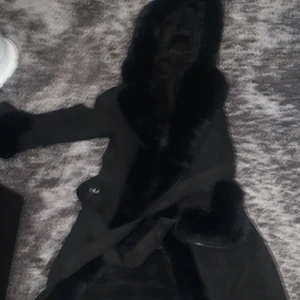 Svarta jacka med päls - Original priset är 1500kr men säljer för 699kr, har inte använt, bra skick, storlek S men passar som L! Mötas Stockholm!