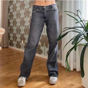 slutsålda midrise zara jeans, Skulle säga att de passar någon som är kortare än 160cm, superfint skick 💓
