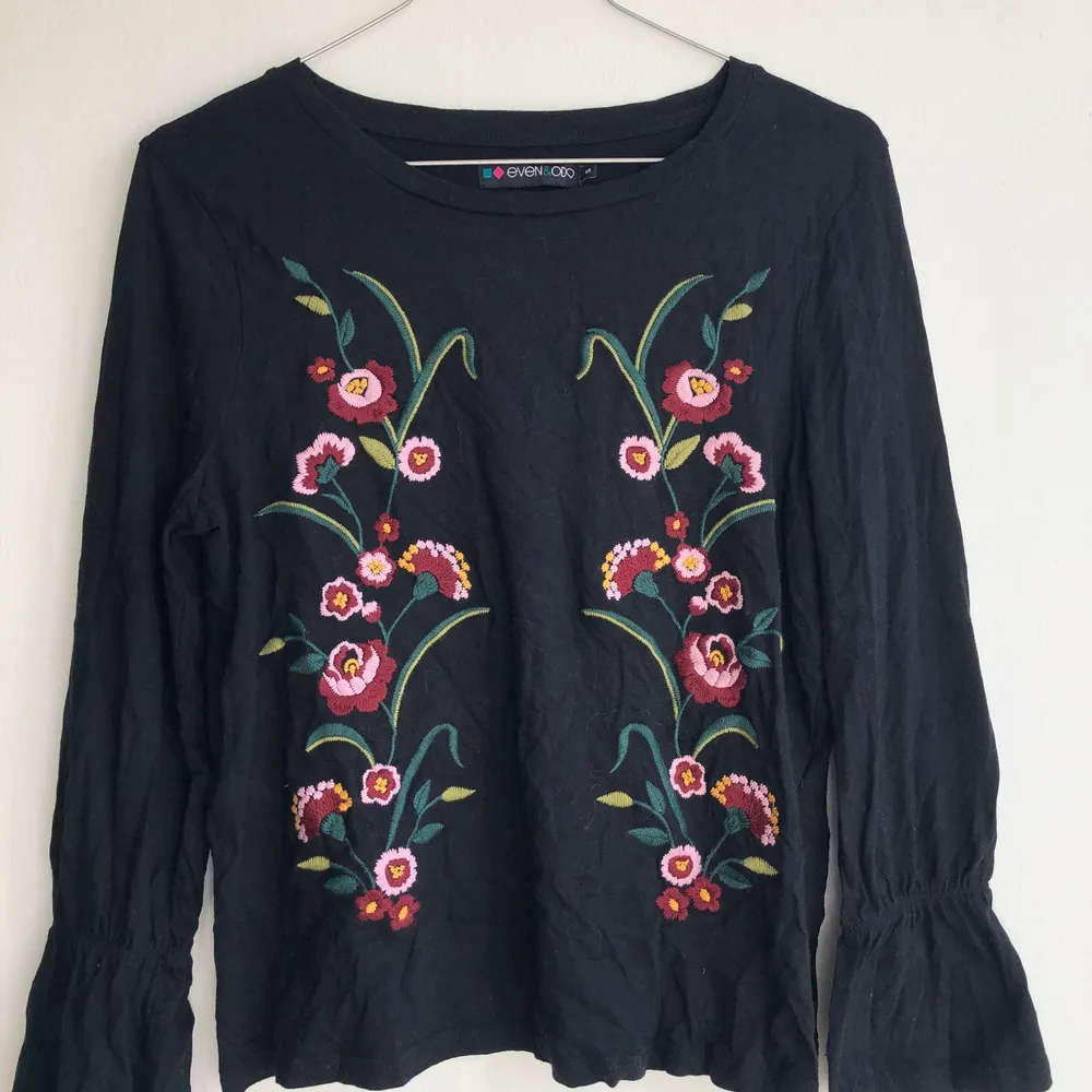 Black shirt with embroidered pretty flowers // Wide sleeves . Tröjor & Koftor.