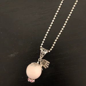 Halsband  - Ett handgjort halsband. Väldigt fin och använd då gånger, så gott som ny. Köparen står för frakten ifall den ska fraktas. 