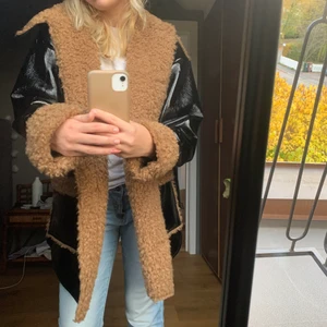 Höstjacka - En super snygg höstjacka, passar en xs och s. Köpte för 600 kr och har bara använts en gång💕