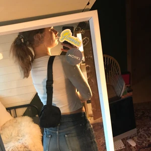 Väska från monki  - Super söt liten magväska från monki i svart. Är i väldigt bra skick och typ inte använt för köpte en större. Frakt tillkommer 66kr 