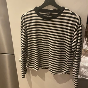Monika tröja  - En jätte fin randig tröja från Monki i storlek xxs men den passar brq på xs och s också. Skriv för fler bilder. 