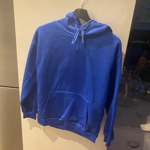Blå hoddie  - En fin hoddie från SHEIN, bra sick aldrig använd och skriv för fler bilder 