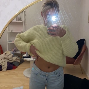 Mid waist jeans från zara🥰 - Säljer dessa fina jeans då de inte kommer till användning längre, jätte fint skick🥰 säljer de för 300 + frakt!