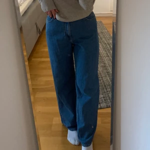 Lee jeans - Ett par vida Lee jeans som nästan aldrig är använda. Säljer dessa pågrund av att dom är för korta för mig (tjejen på bilden är 160 cm och dom passar henne i längden) 🤍 köpta för 1000kr