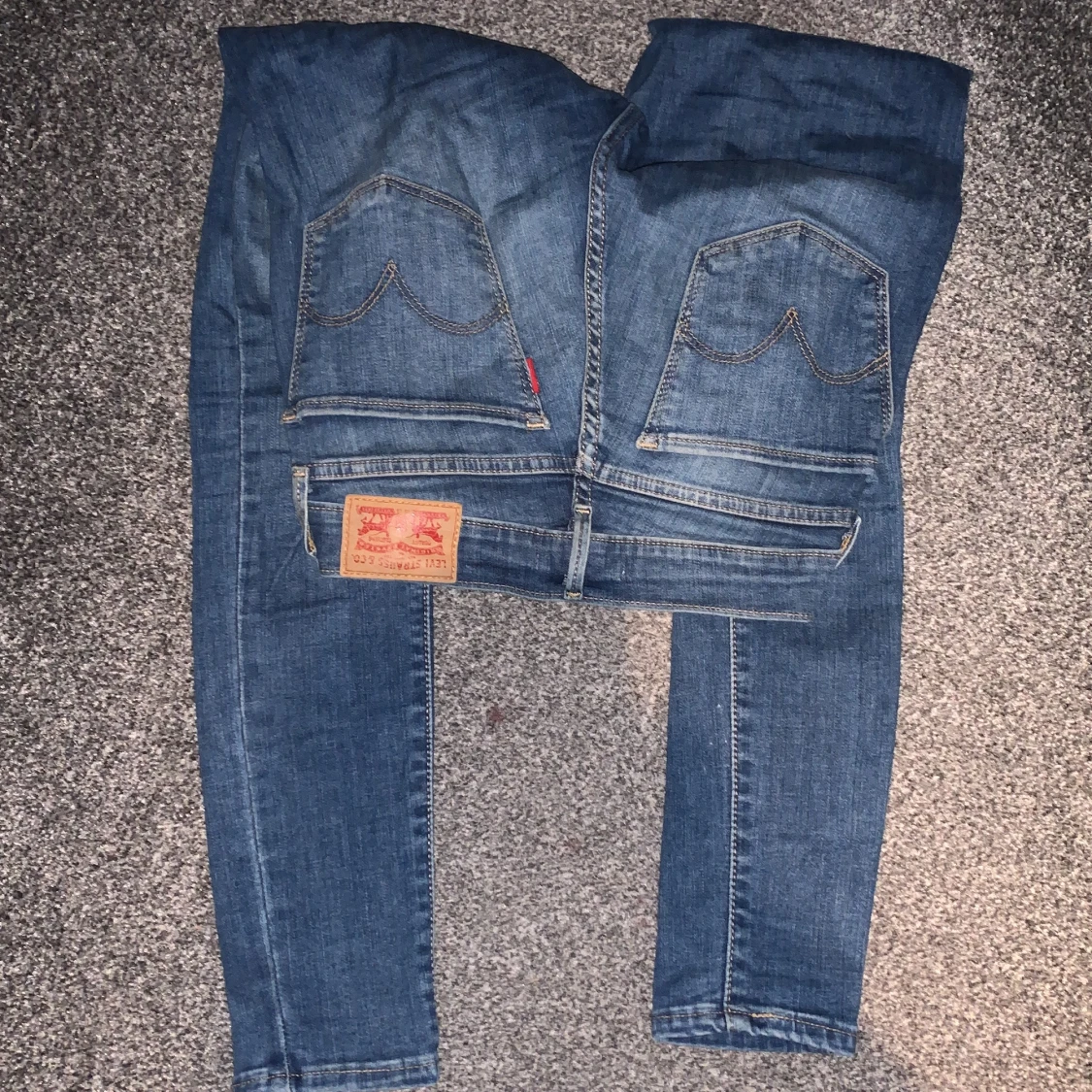 Levis jeans i en mörkblå färg😍