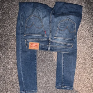 Levis jeans i en mörkblå färg😍 - Superfina levis jeans i fint skick! W25 💕 Bjuder frakt