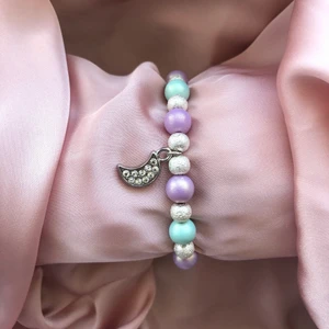 Pärlarmband  - Jättesött pärlarmband med skimrande pärlor och en halvmåne 🌙 