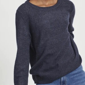 Vila tröja Stl M - Säljer min helt nya och oanvända blå tröja, perfekt till hösten över en klänning eller tillsammans med en kjol. Den är tjock, och är i blåmillerat. Inga skvanker! Köparen står för frakten!