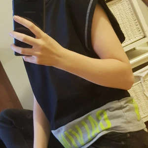 Calvin klein hoodie - Använd fåtal gånger inköpt för 400kr och säljer för 100kr du står för frakten.Frågor är alltid välkomna <3