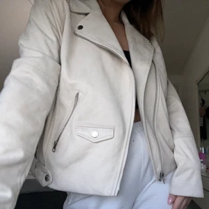 Sjukt snygg mocka jacka!! - Hejsan! Säljer denna sjukt fina oversized jacka som kommer ifrån H&M! Aldrig använd. Köptes för inte alls längesedan så den är helt ny! Slutsåld överallt, storlek 48 men sitter sjukt fint på mig som vanligtvis bär 36/38 i jackor. 💞💗  Värde 800kr