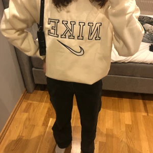 Nike hoodie  - Säljer min Nike hoodie som kom idag pga av att jag hade råkat beställa i m och jag vill ha en som sitter åt lite mer. Den passar en som brukar ha xs/s men som vill ha lite oversize. Köpte den för 550kr, aldrig använd (la ut den samma sekund som jag fick den) kan mötas upp i Ullared/Göteborg/Borås eller skickas på post:)