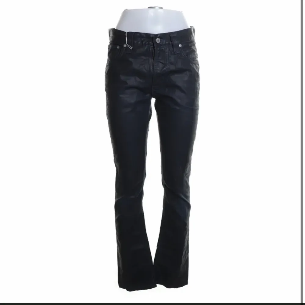 Säljer dessa as snygga skin byxor som tyvärr var för små för mig 💔. Jeans & Byxor.