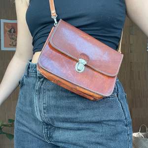 Amazing vintage leather bag. Great for autumn, cute little metal clasp.